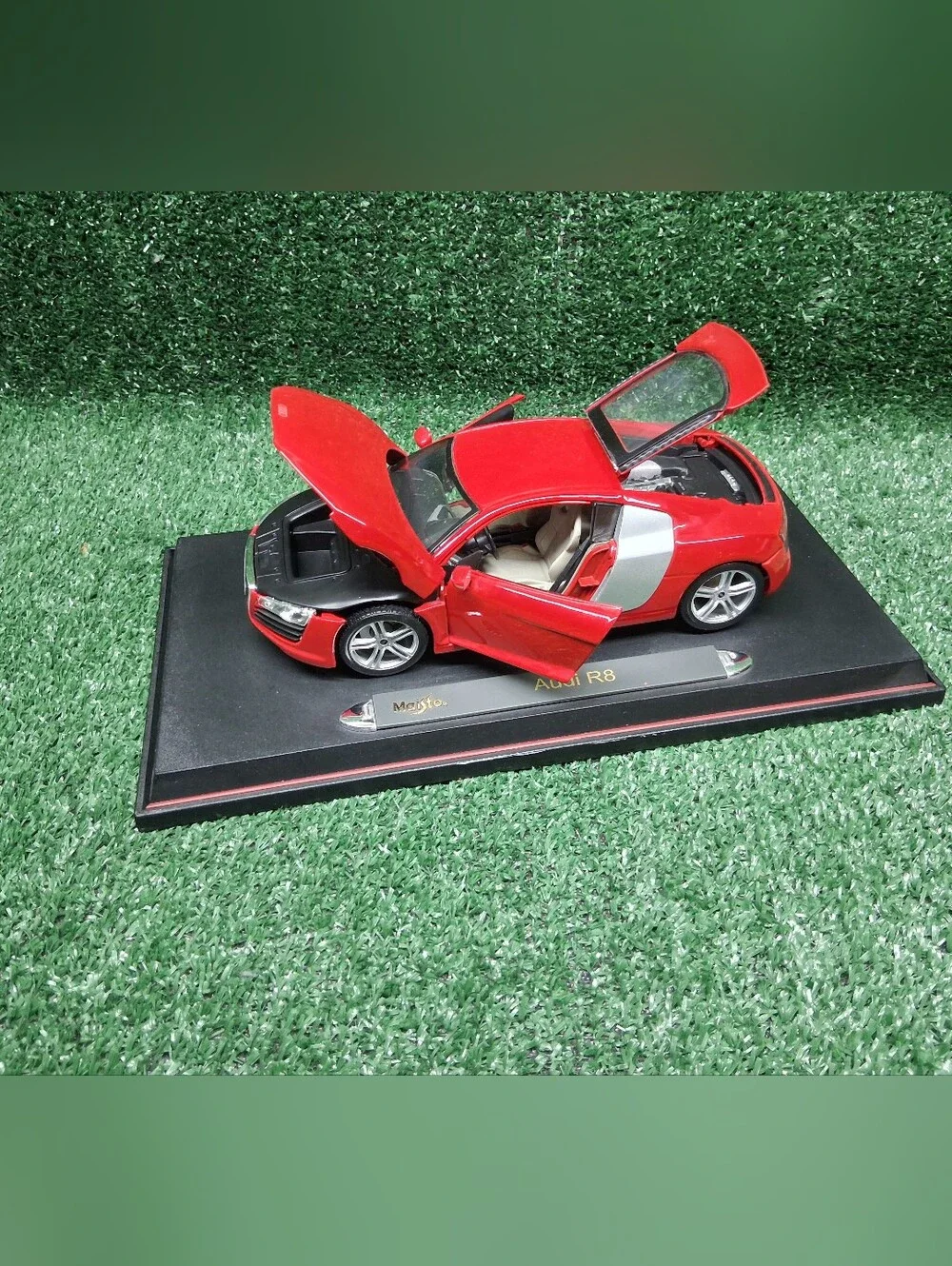 Maisto Audi R8 RED PREMIERE EDITION 1:18 Diecast